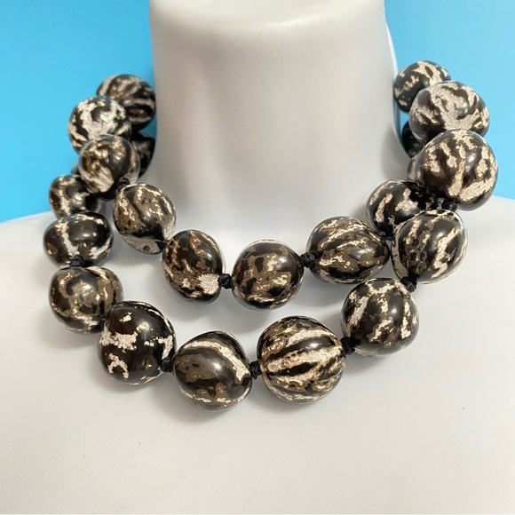 Kukui Nuts Tiger Print Black & White Etched Distressed Chunky Necklace - Picture 4 of 4